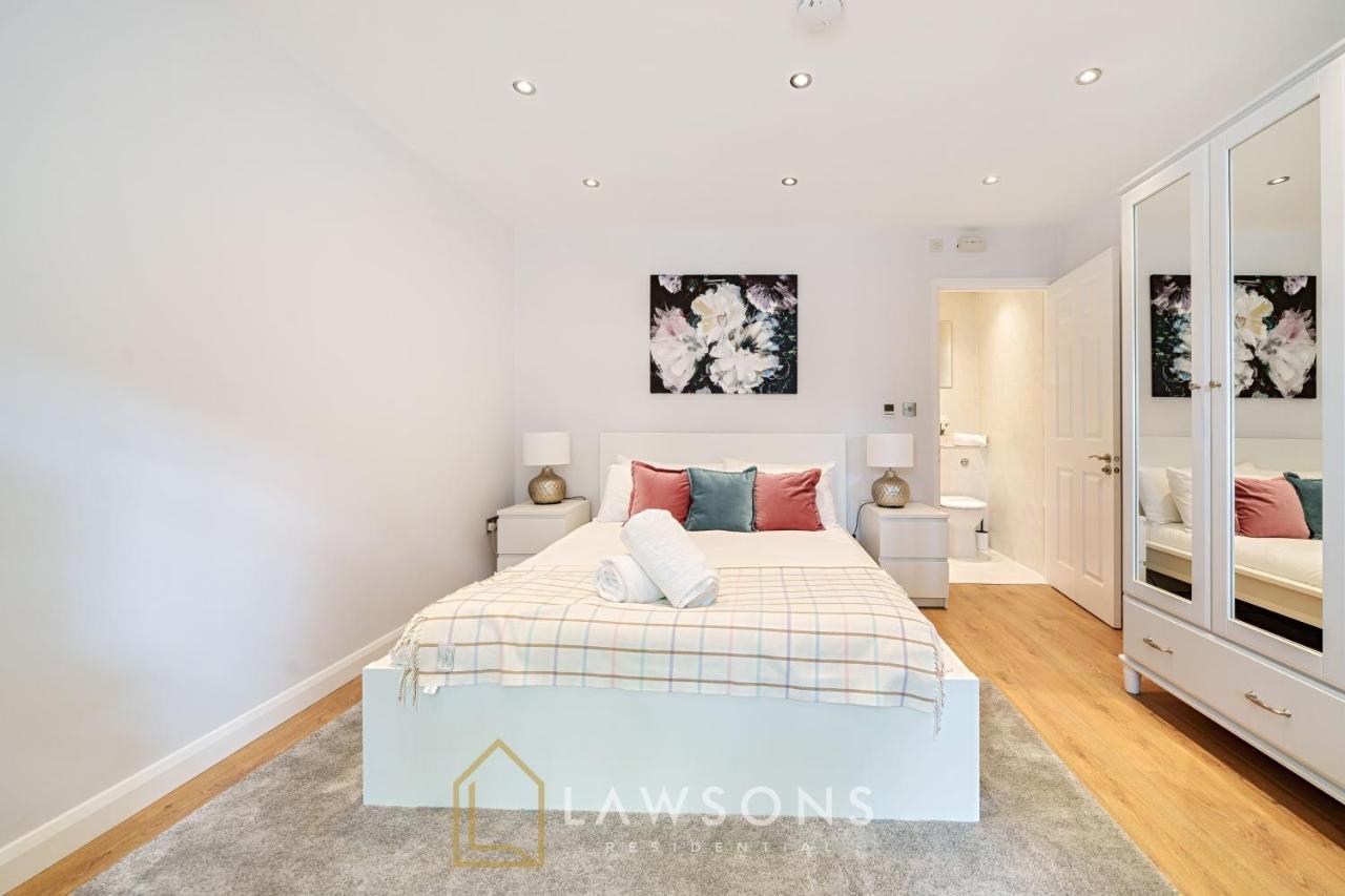 Stylish Living By Lawsons - 3 En Suites Windsor Exterior photo