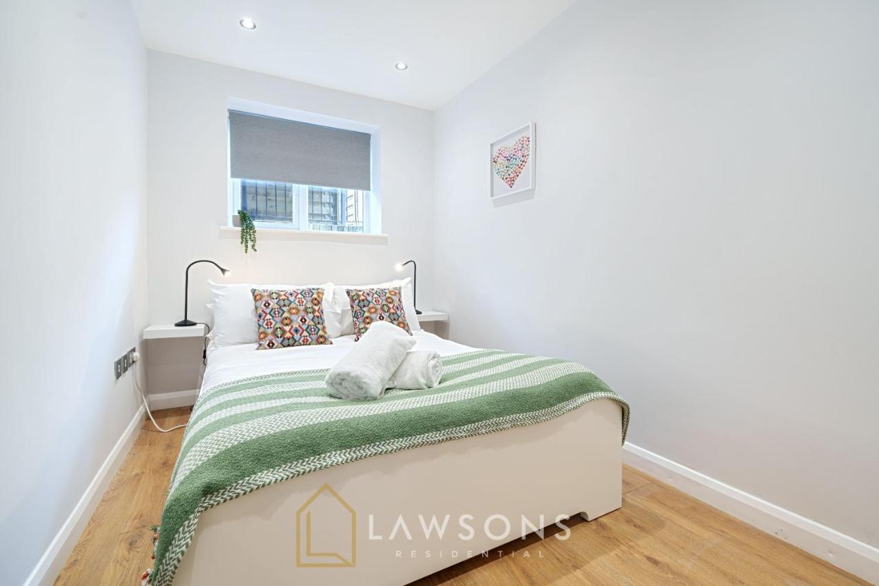Stylish Living By Lawsons - 3 En Suites Windsor Exterior photo