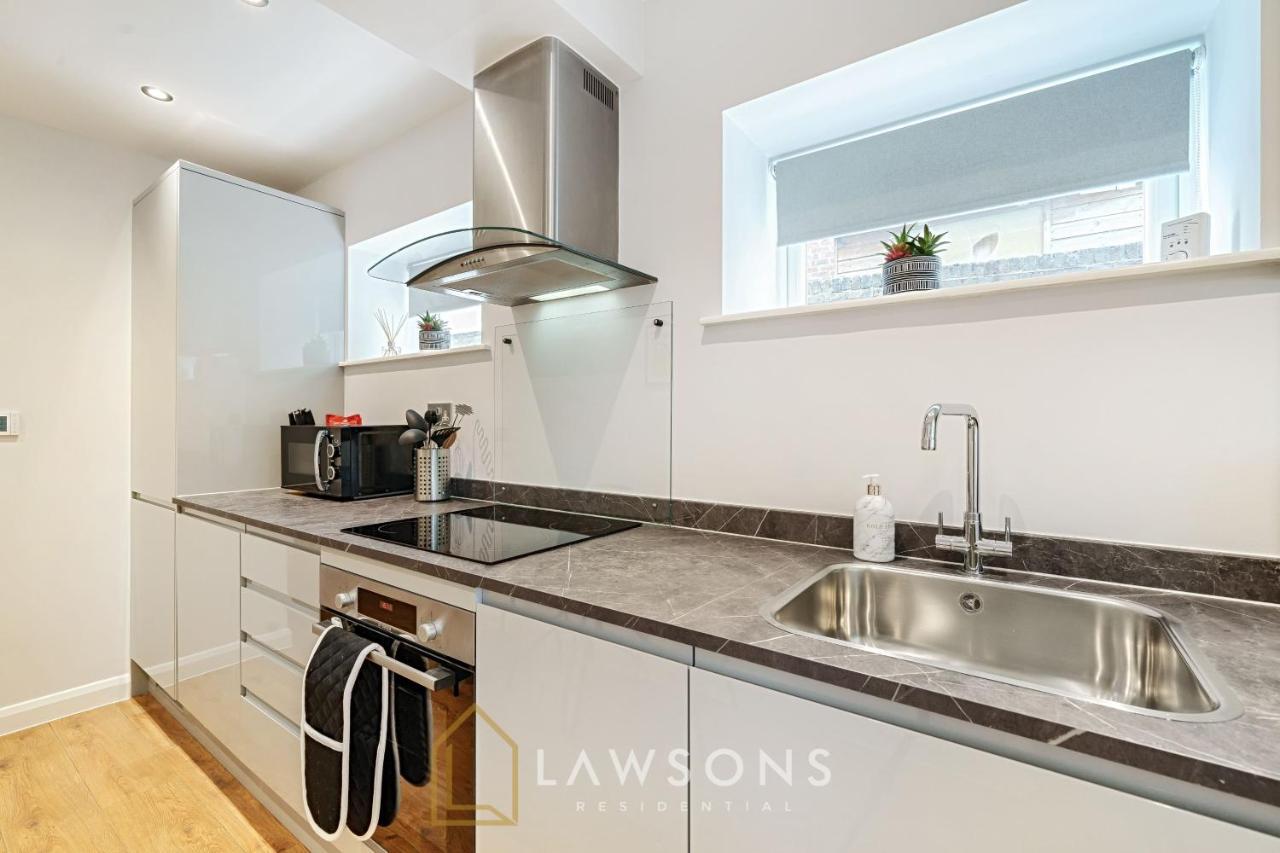 Stylish Living By Lawsons - 3 En Suites Windsor Exterior photo