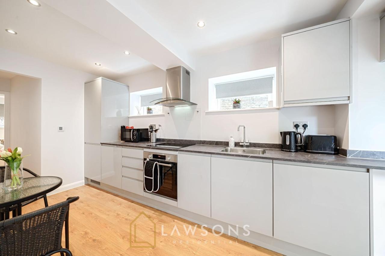 Stylish Living By Lawsons - 3 En Suites Windsor Exterior photo