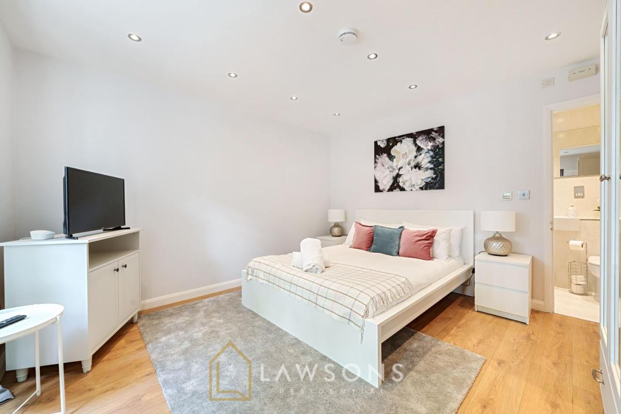 Stylish Living By Lawsons - 3 En Suites Windsor Exterior photo